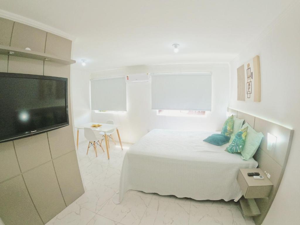 Un pat sau paturi într-o cameră la Makaha Exclusive Suítes