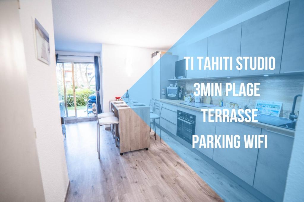 eine Küche mit blauen Wänden und Holzböden in der Unterkunft TI TAHITI STUDIO-3MIN PLAGE-TERRASSE COSY-WIFI-PARKING - TOP PROS SERVICESConciergerie La Grande Motte in La Grande-Motte