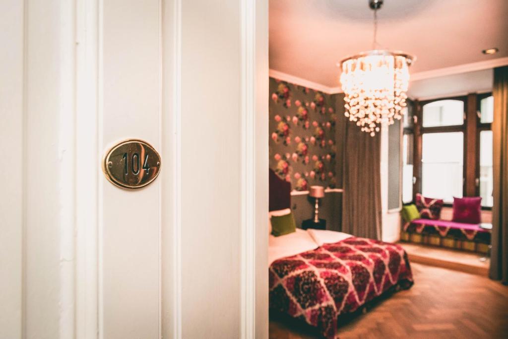 Postel nebo postele na pokoji v ubytování Hotel Villa Klemm - Wiesbaden City