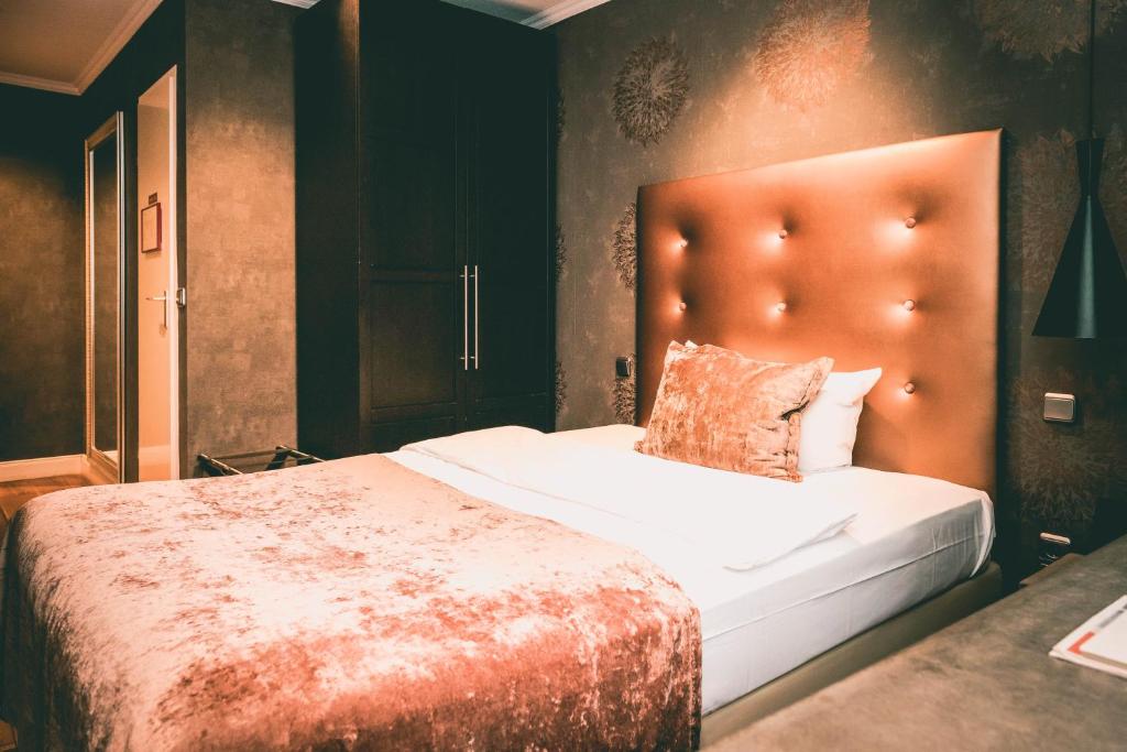Postel nebo postele na pokoji v ubytování Hotel Villa Klemm - Wiesbaden City