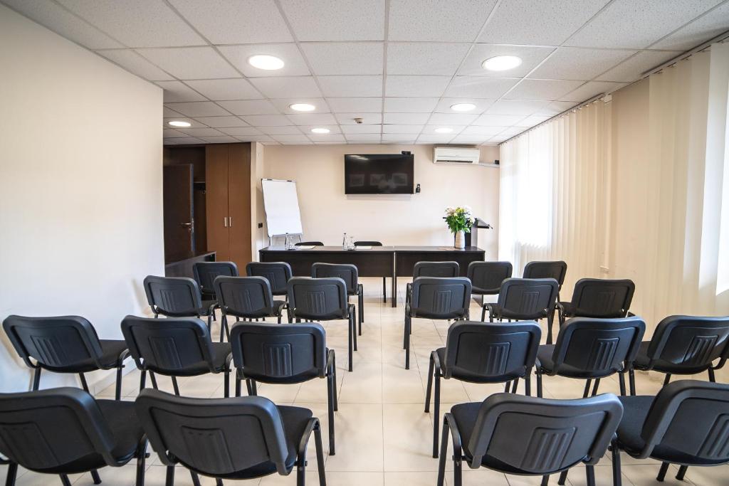 TV a/nebo společenská místnost v ubytování Hotel Novi Sad