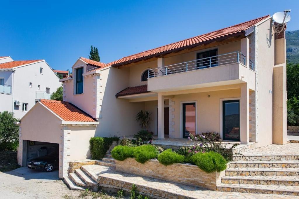 Budova, v ktorej sa vila nachádza