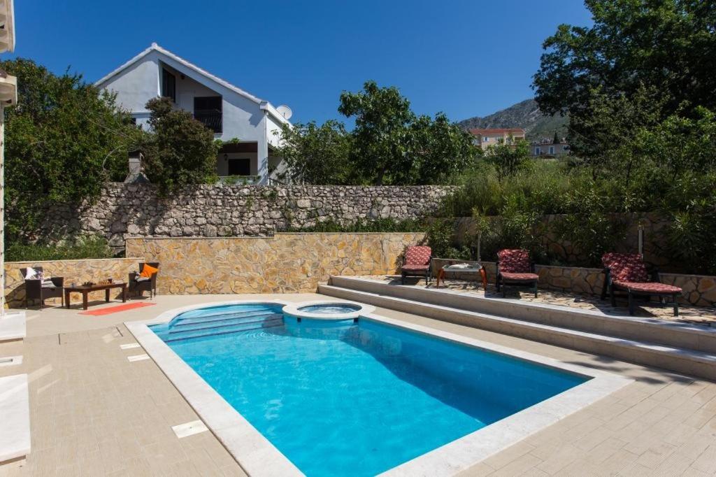 Bazén v ubytovaní Villa Avoca alebo v jeho blízkosti