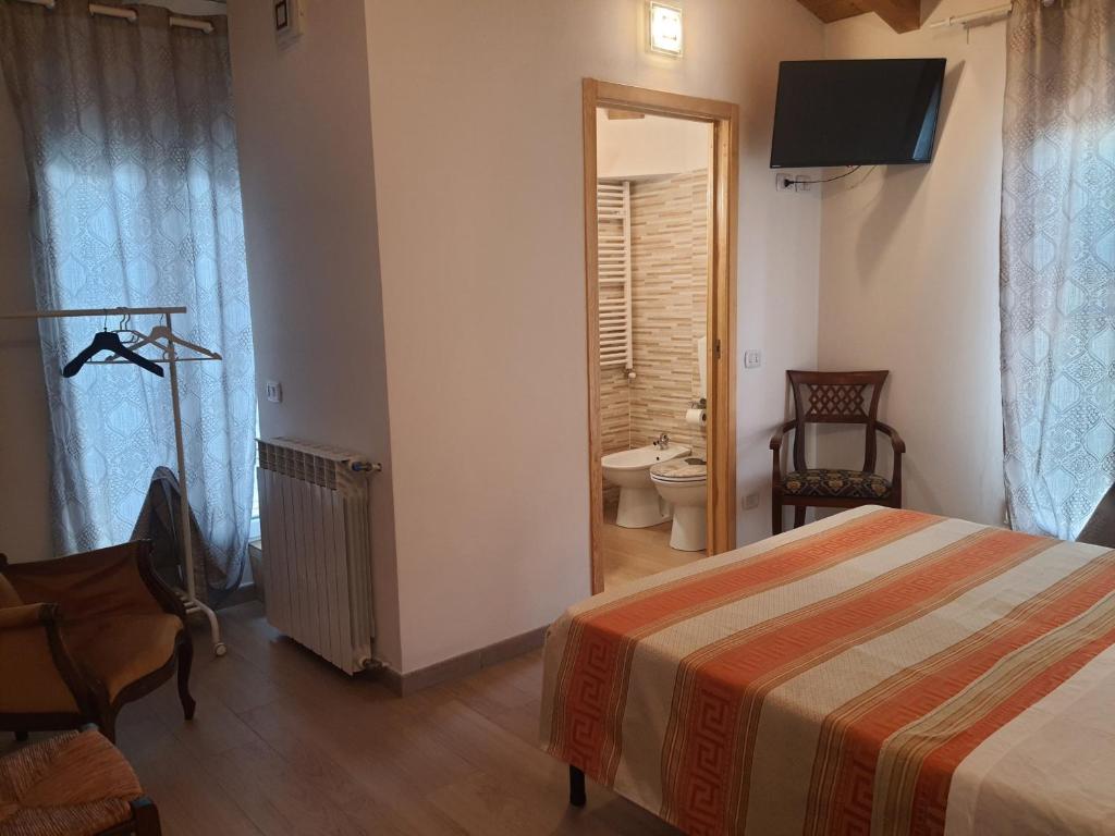 ein Schlafzimmer mit Bett und ein Badezimmer mit Toilette in der Unterkunft Parma house in Parma