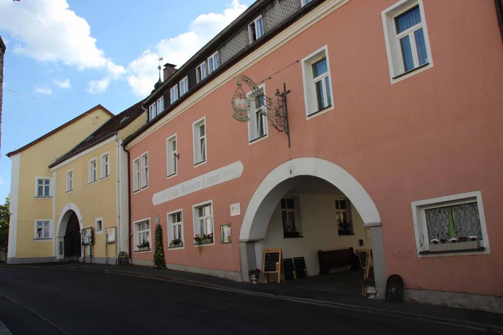 una fila de edificios en una calle de la ciudad en Hotel Gasthof Zum weissen Lamm en Hohenberg an der Eger