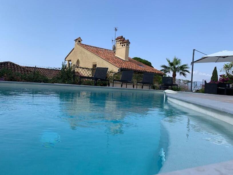 Het zwembad bij of vlak bij Croisette immo Villa 5 Chambres Bord de Mer Cannes