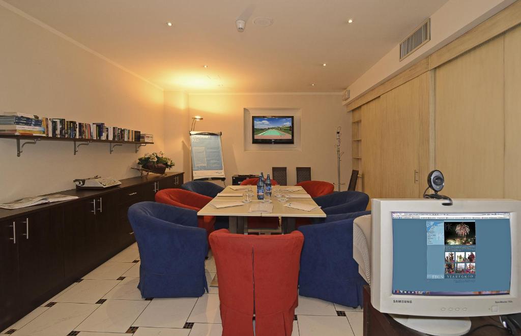 TV a/nebo společenská místnost v ubytování Hotel Eden