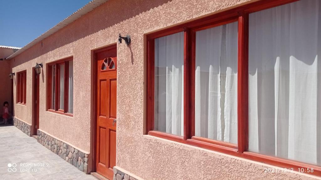 una fila de ventanas en el lateral de un edificio en Alto Noa San Pedro de Atacama, en San Pedro de Atacama
