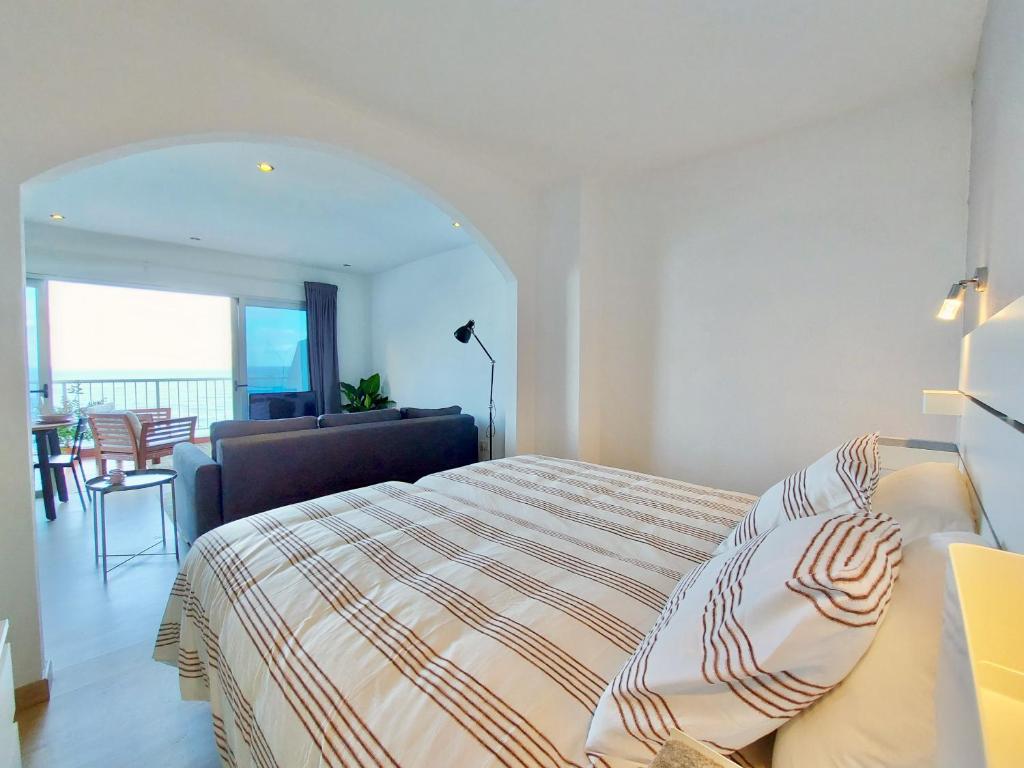 A bed or beds in a room at Coastview Terrace Studio by TOR