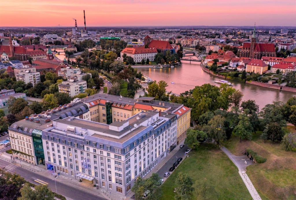 Vaade majutusasutusele Radisson Blu Hotel Wroclaw linnulennult
