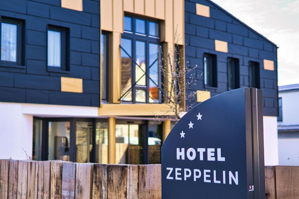 un cartel de hotel zeppelin frente a un edificio en Hotel Zeppelin, en Laupheim