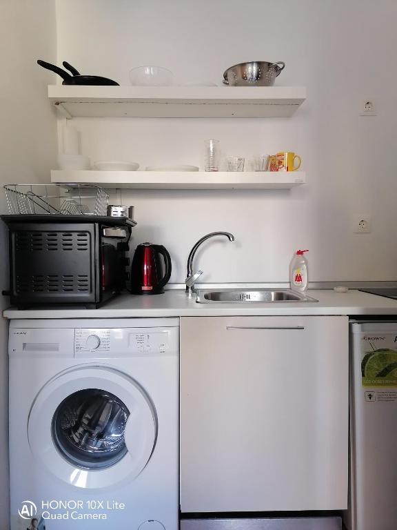 A kitchen or kitchenette at Myron Apartments
