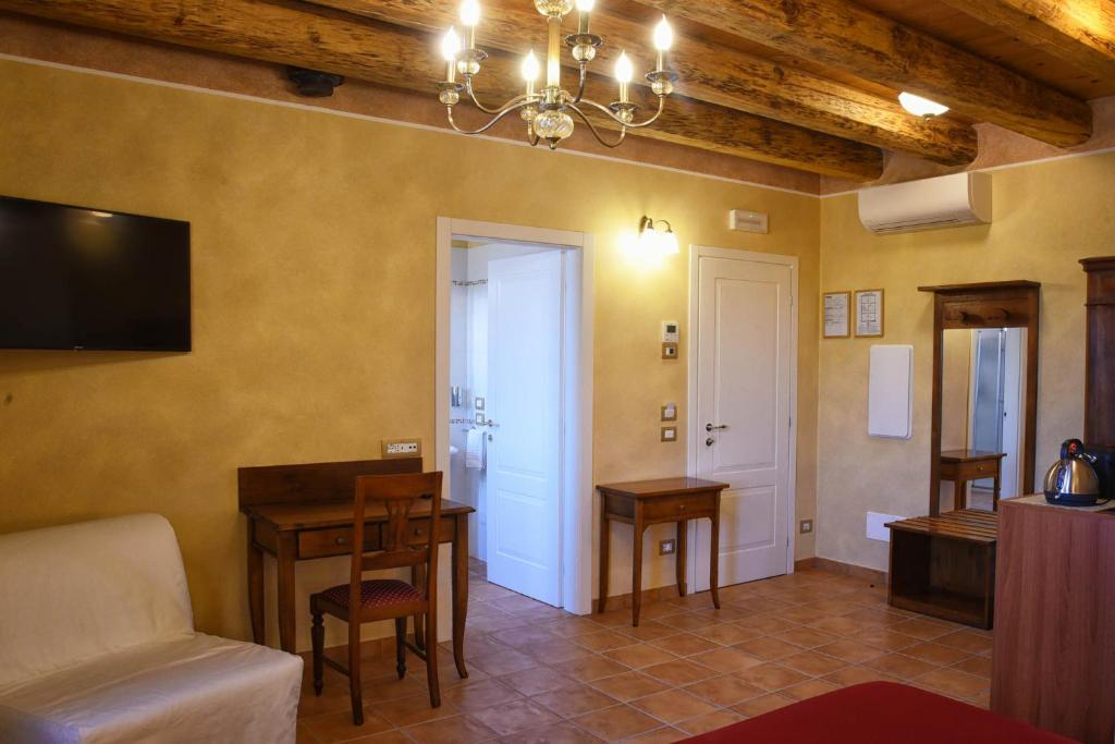 un soggiorno con un divano e una TV di Agriturismo Corte Benetti a Rovigo