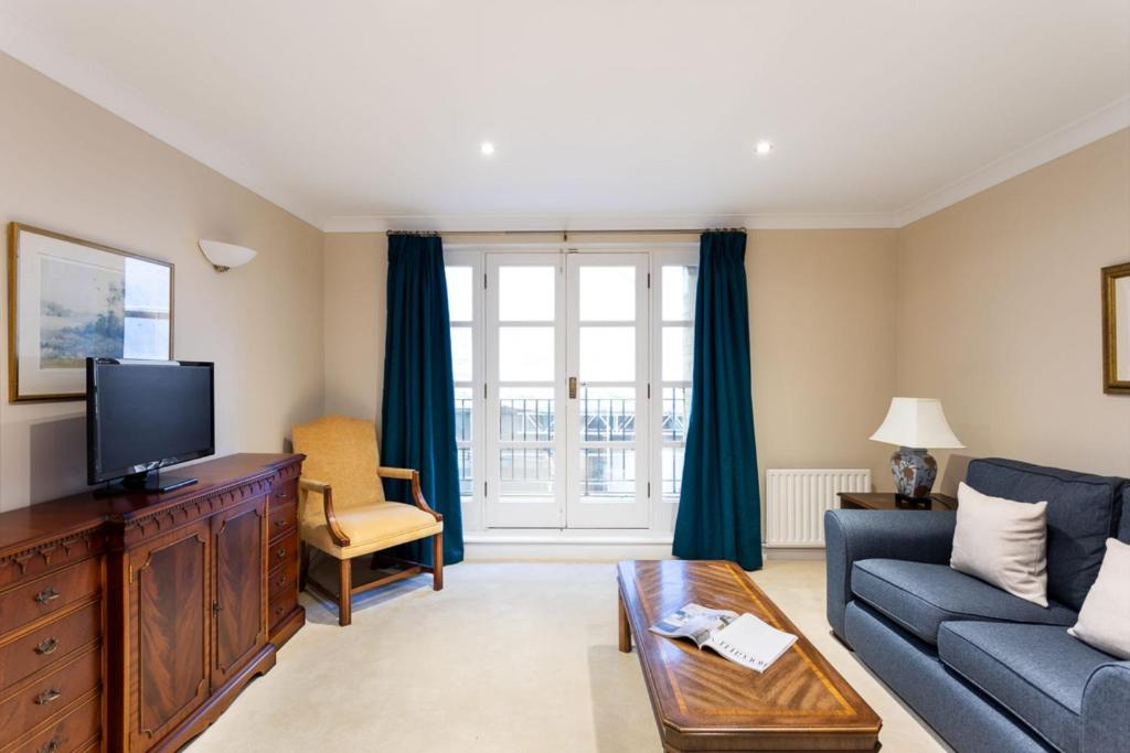 - un salon avec un canapé et une télévision dans l'établissement Bright Tower Bridge Nest, à Londres