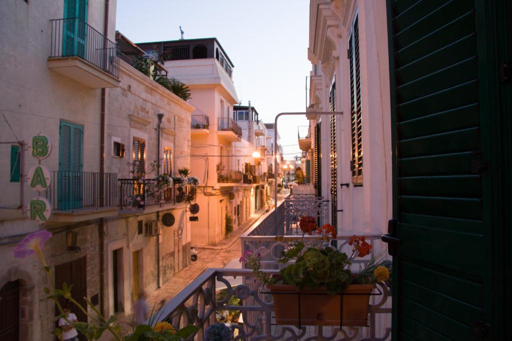 ポリニャーノ・ア・マーレにあるOld Town House Polignano a Mareの建物や植物のある路地の景色