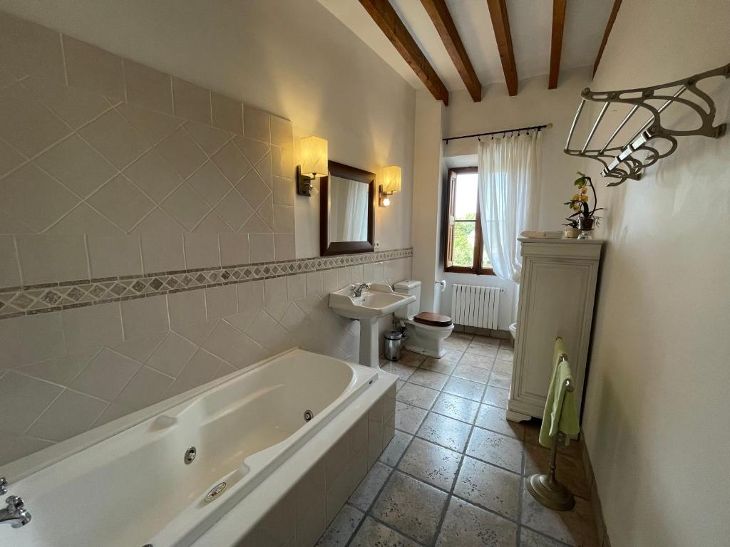 Kúpeľňa v ubytovaní Can Garrova - Villa espectacular con piscina