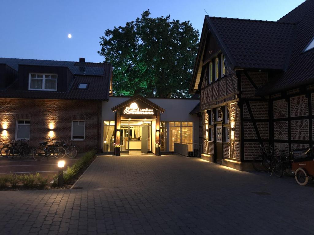 - un bâtiment avec des vélos garés à l'extérieur dans l'établissement Landhaus Bruckmann, à Saerbeck