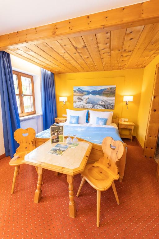 Postel nebo postele na pokoji v ubytování Hotel Hubertus Schliersee
