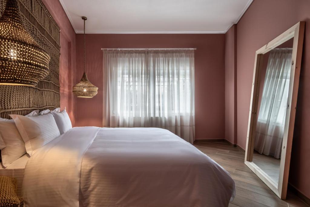 Un pat sau paturi într-o cameră la Macrame Luxury Suites
