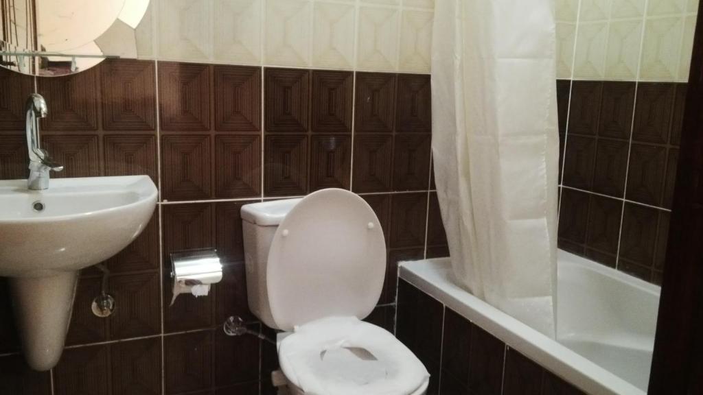 A bathroom at Pyramids Luxor Hotel & SPA