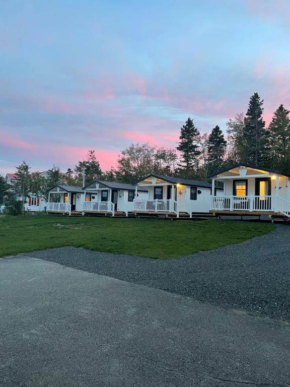 een rij stacaravans in een park bij zonsondergang bij Les chalets de la colline inc in Baie-Sainte-Catherine