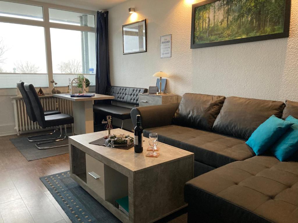 ein Wohnzimmer mit einem Sofa und einem Tisch in der Unterkunft Ostseeferienparadies Heiligenhafen in Heiligenhafen