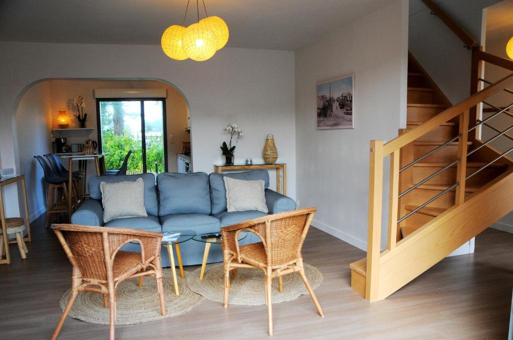 - un salon avec un canapé et une table dans l&#39;établissement Villa Jules Grand Gîte, à Agon-Coutainville