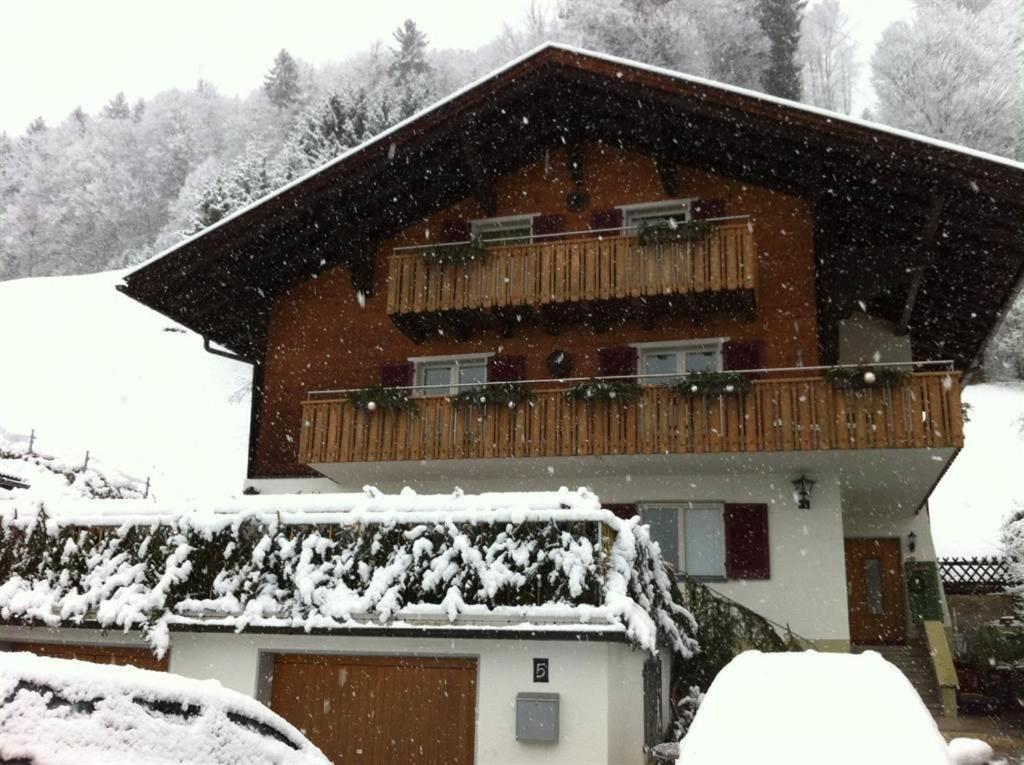 シュルンスにあるGästehaus Flöryの雪に覆われた家