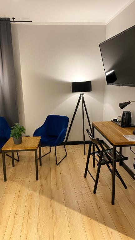 TV a/nebo společenská místnost v ubytování Zajazd Valentino / Listopadowa 55