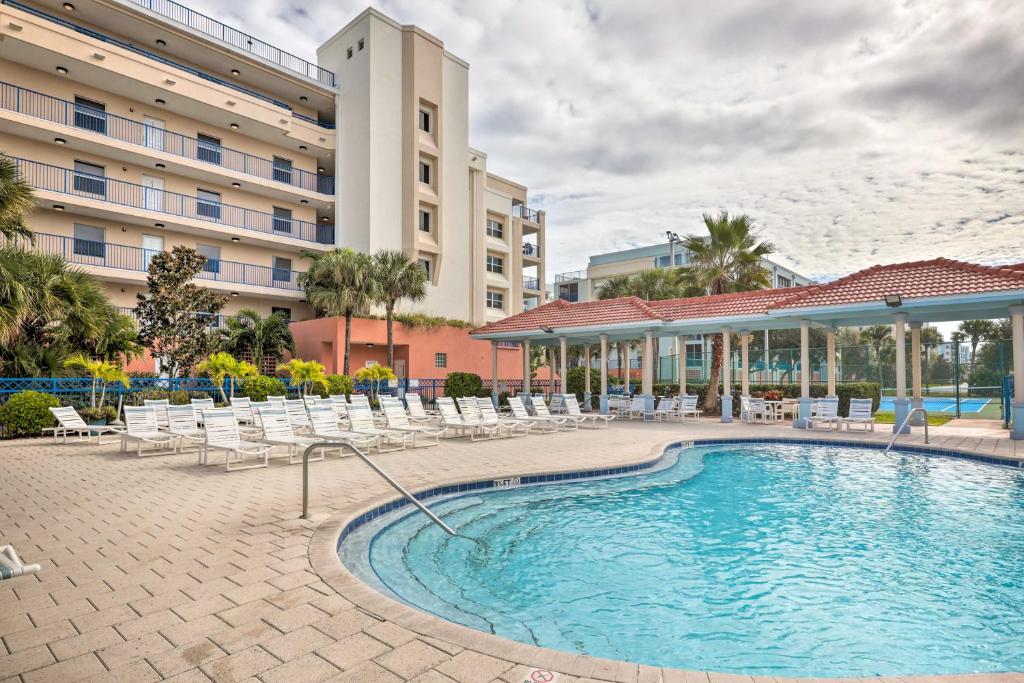 Bazén v ubytování New Smyrna Beach Condo with Balcony and Pool Access nebo v jeho okolí