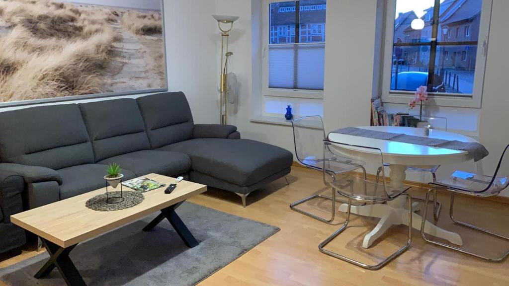 a living room with a couch and a table at Ferienwohnung in Neustadt-Glewe