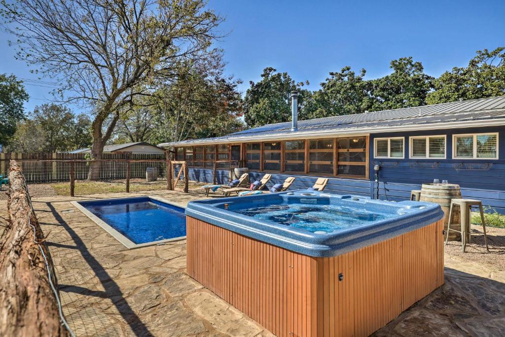 Πισίνα στο ή κοντά στο Howdy Haus Pool and Hot Tub and Outdoor Space