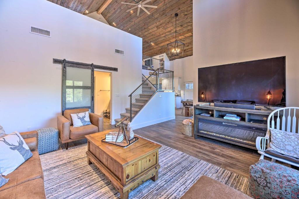 TV a/nebo společenská místnost v ubytování Mtn-View Cabin 404 with Deck in Payson!