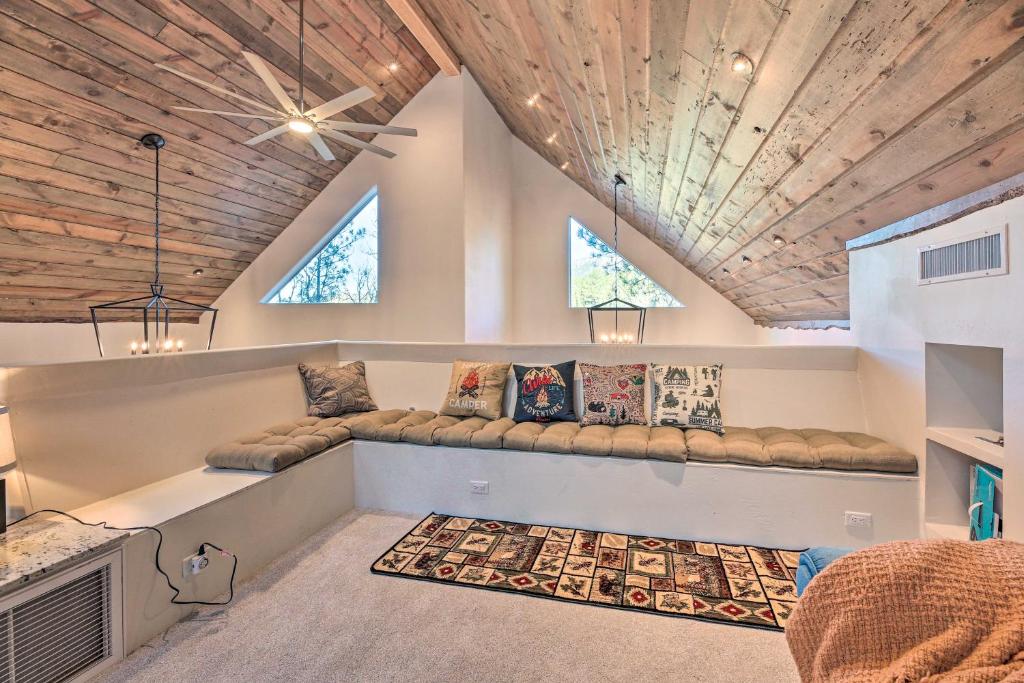 Posezení v ubytování Mtn-View Cabin 404 with Deck in Payson!