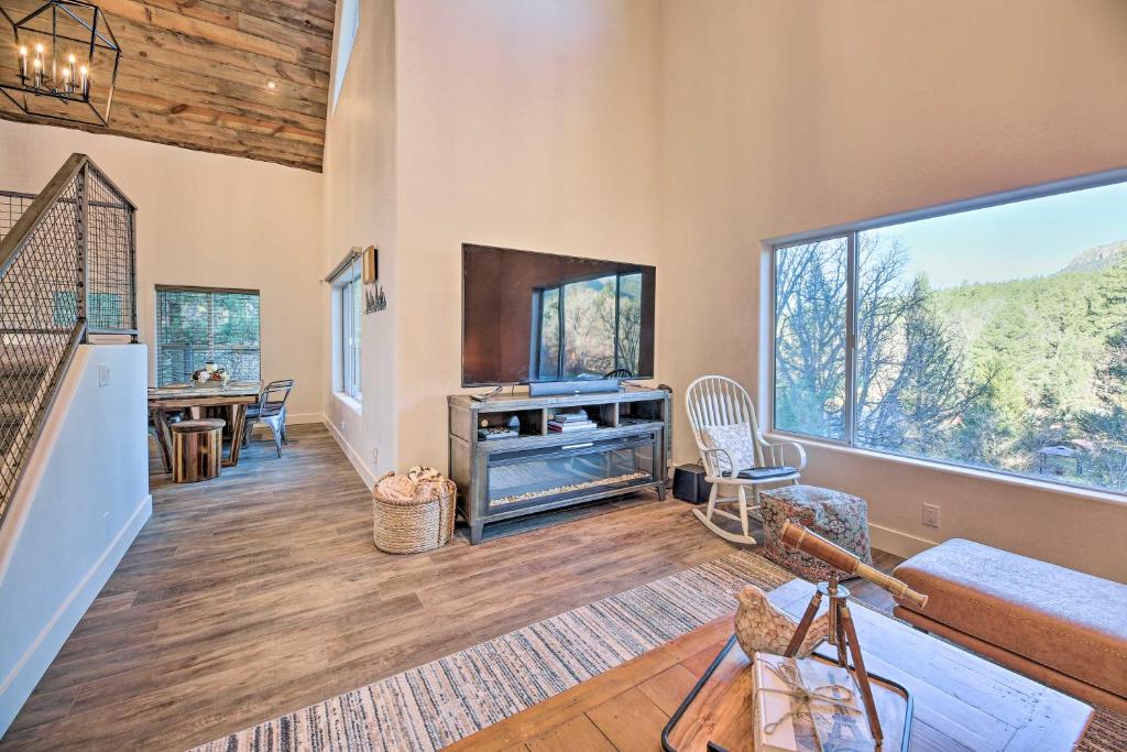Posezení v ubytování Mtn-View Cabin 404 with Deck in Payson!