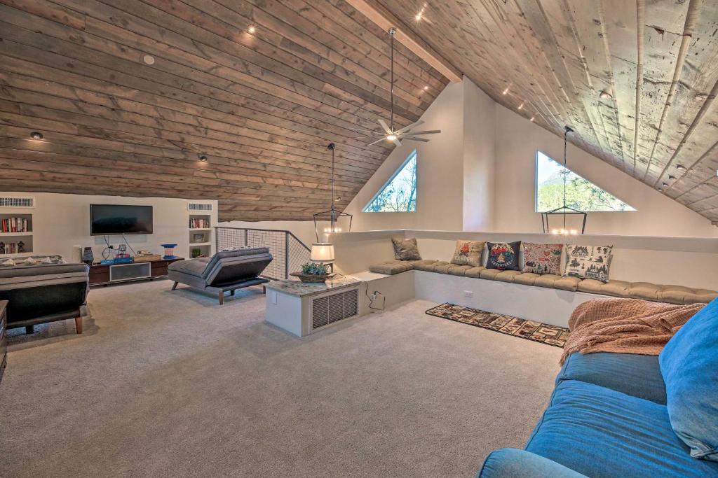 TV a/nebo společenská místnost v ubytování Mtn-View Cabin 404 with Deck in Payson!
