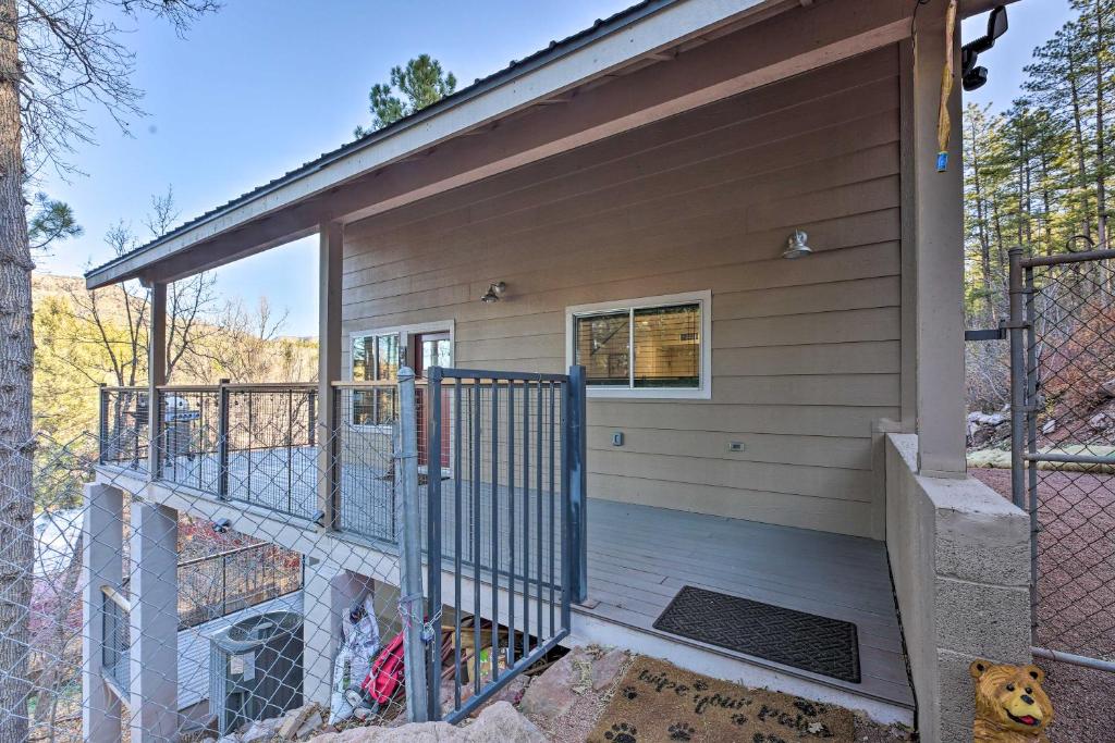 Balkón nebo terasa v ubytování Mtn-View Cabin 404 with Deck in Payson!