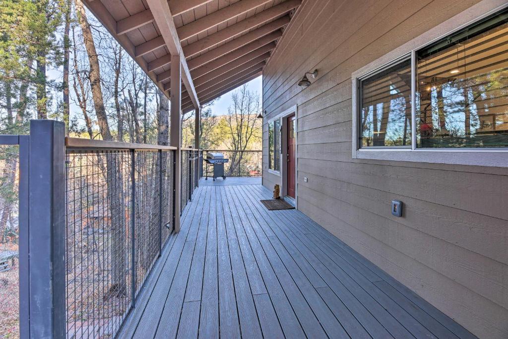Balkón nebo terasa v ubytování Mtn-View Cabin 404 with Deck in Payson!