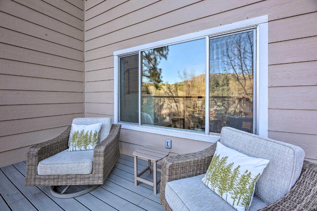 Posezení v ubytování Mtn-View Cabin 404 with Deck in Payson!