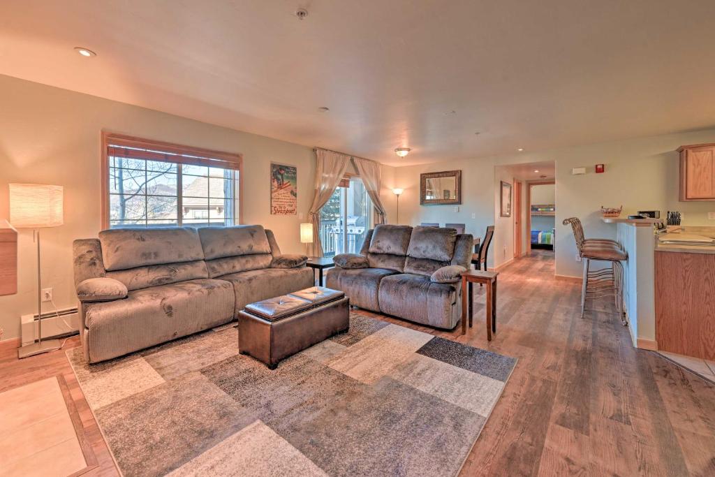 uma sala de estar com um sofá e uma mesa em Steamboat Home with Garage, 1 Mi to Ski Resort em Steamboat Springs