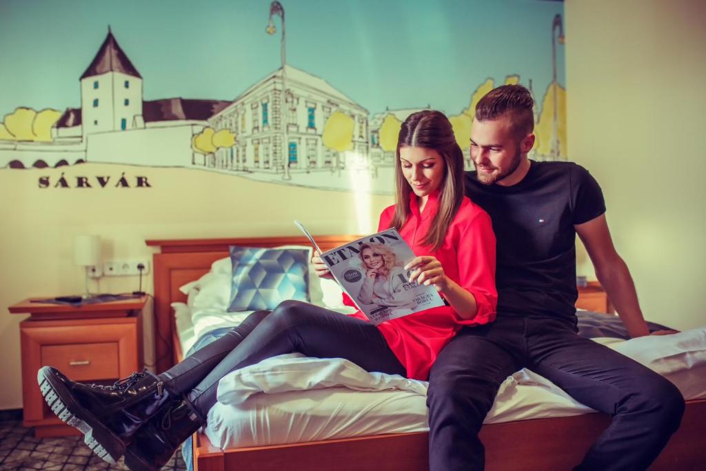 Postel nebo postele na pokoji v ubytování Hotel Viktória