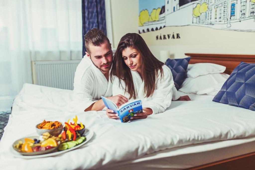 Postel nebo postele na pokoji v ubytování Hotel Viktória