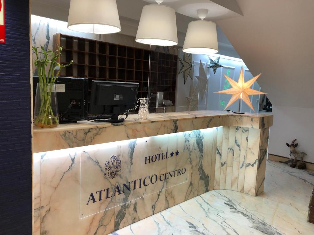 een lobby met een hotel op het Atlantisocementeryemeteryemetery bij Hotel Atlántico Centro in Santa Cruz de Tenerife