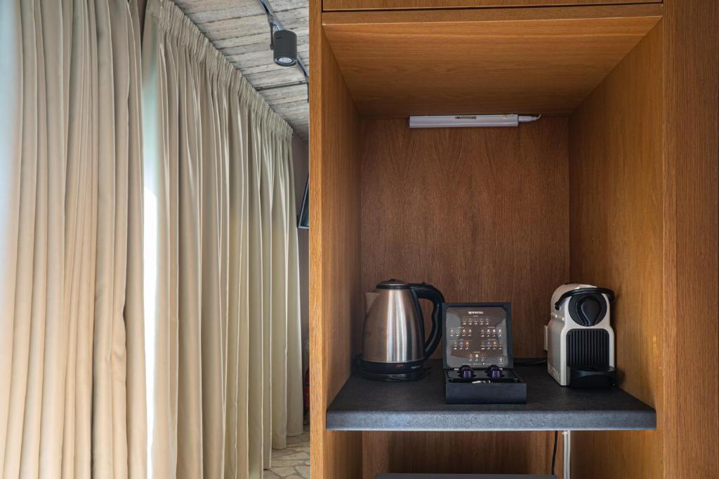 Příslušenství pro přípravu čaje a kávy v ubytování Paxoi Resort - Adult-Only