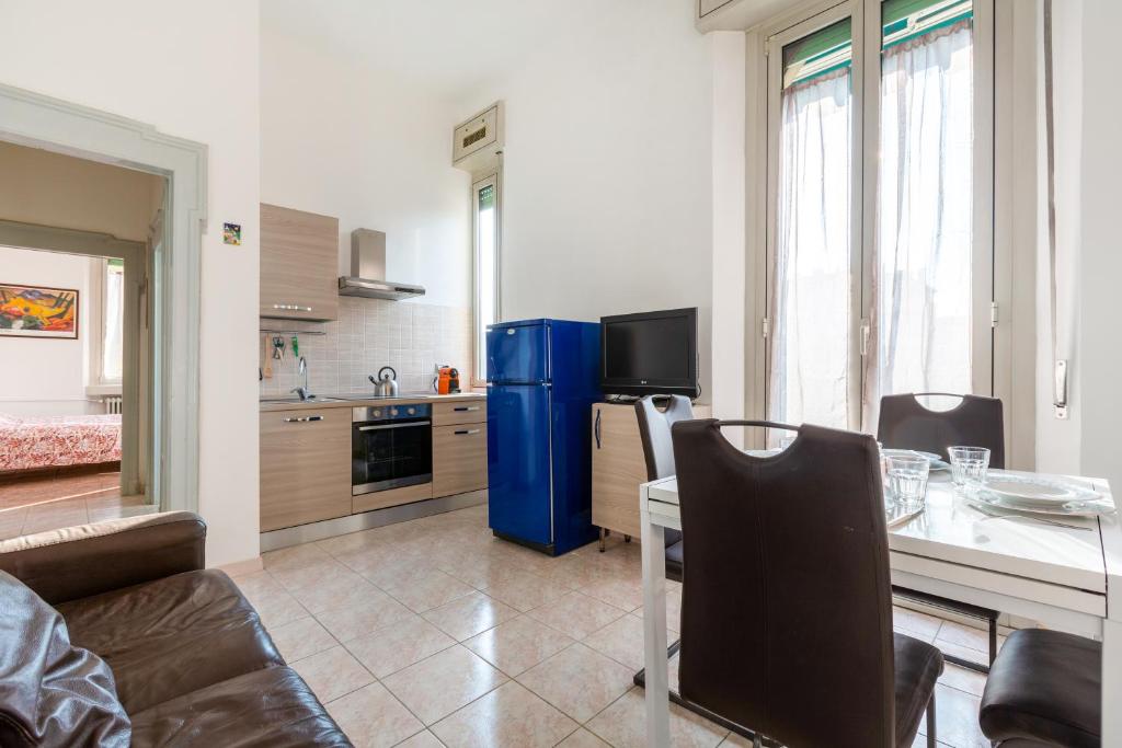 A kitchen or kitchenette at Cosy Apartment close to IULM University