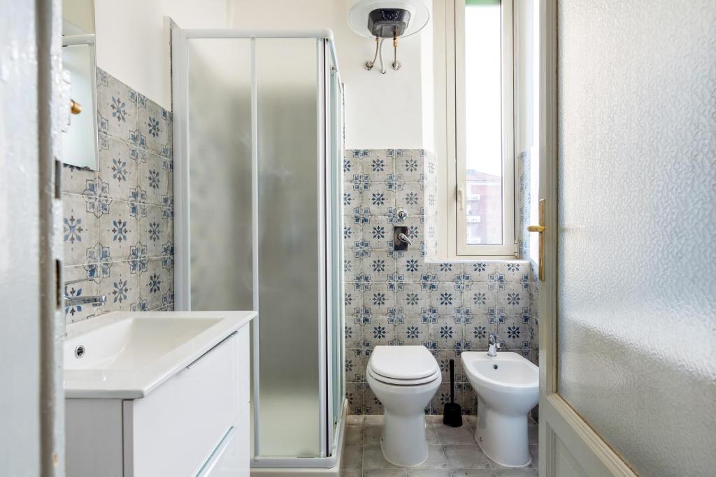 A bathroom at Cosy Apartment close to IULM University
