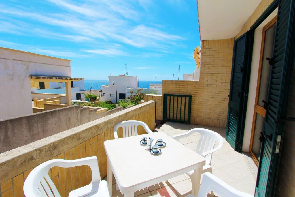 A balcony or terrace at Appartamenti Leuca 50 m dal mare