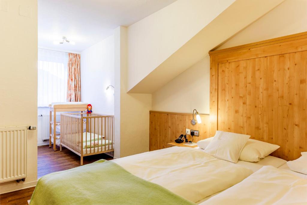 Postel nebo postele na pokoji v ubytování Hotel Engel - Familotel Hochschwarzwald
