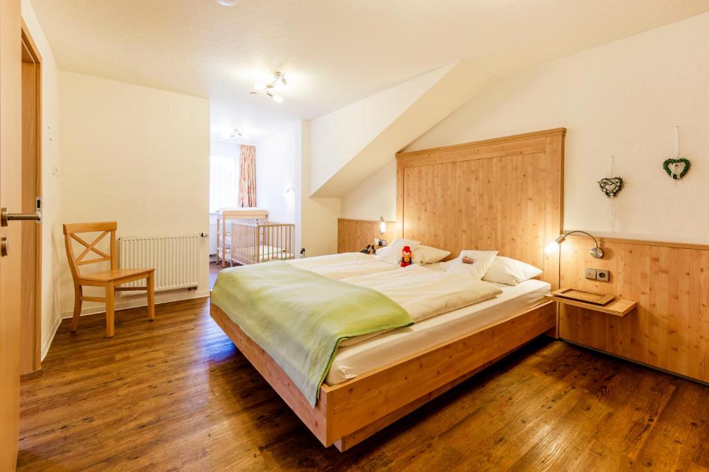 Postel nebo postele na pokoji v ubytování Hotel Engel - Familotel Hochschwarzwald