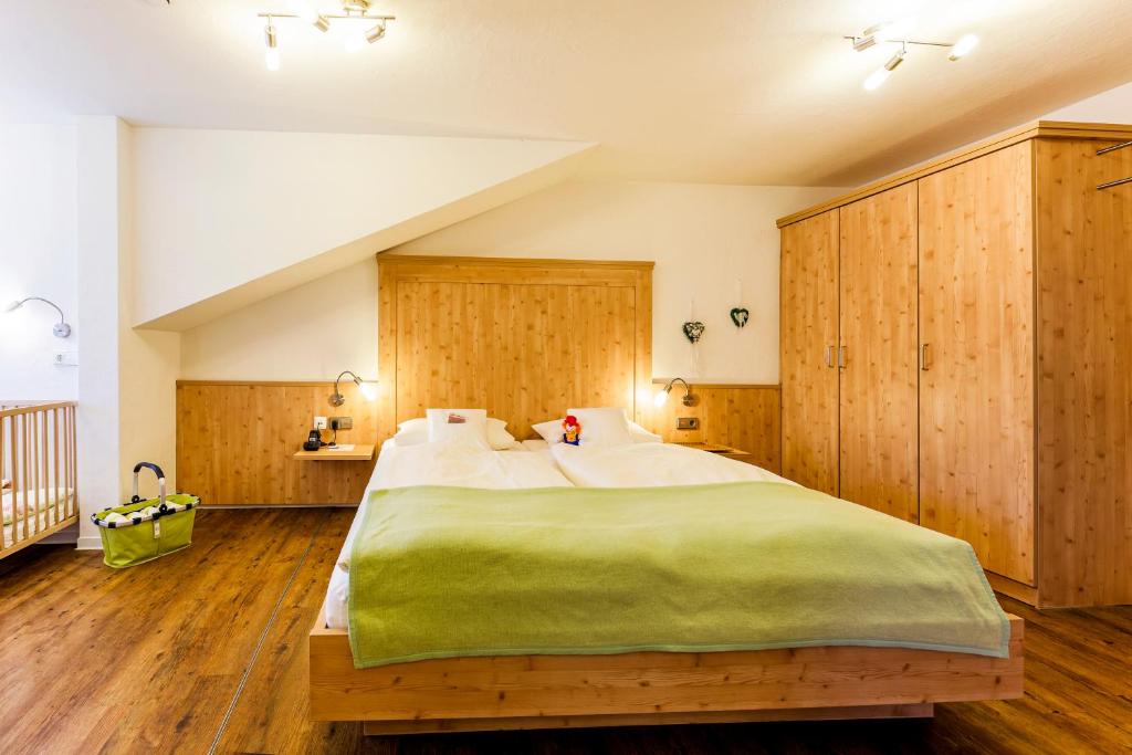 Postel nebo postele na pokoji v ubytování Hotel Engel - Familotel Hochschwarzwald